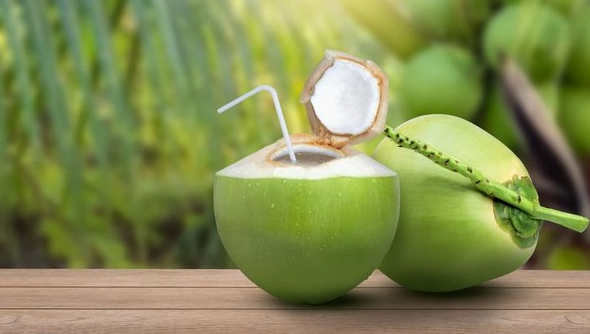 Manfaat Air Kelapa Muda dan Efek Samping Bagi Tubuh dan
