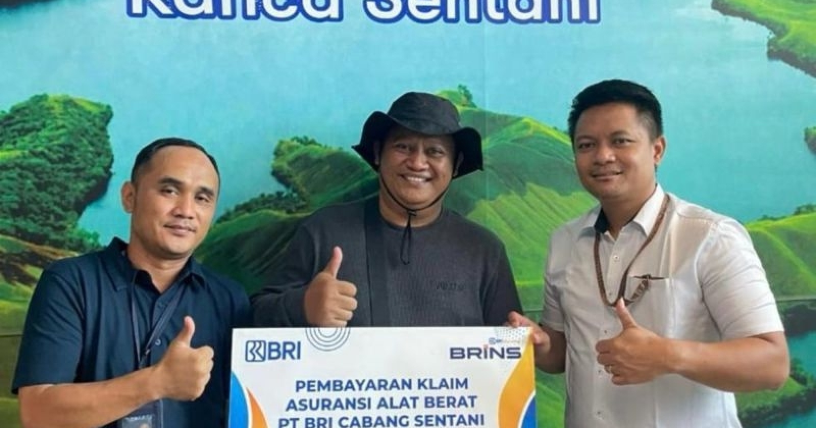 Nasabah di Papua Terima Klaim Rp1,32 Miliar dari BRI Insurance karena Alat Berat Terbakar