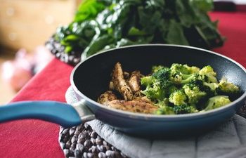 Buah dan Sayur yang Tidak Disarankan Dikonsumsi Saat Sahur