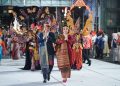 Kenakan Pakaian Adat Toba, Rico Waas & Ketua TP PKK Ikuti Karnaval Budaya APEKSI Surabaya