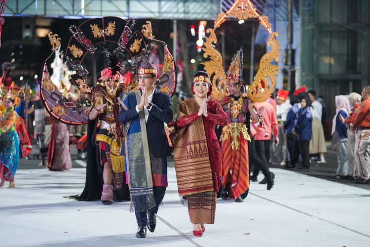 Kenakan Pakaian Adat Toba, Rico Waas & Ketua TP PKK Ikuti Karnaval Budaya APEKSI Surabaya