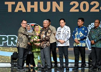 Wagub Sumut Surya Serahkan Penghargaan Lingkungan Hidup 2024 *Tiga Perusahaan Dapat Kategori Emas