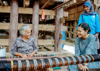 Ketua Dekranasda Sumut Terkesima Bagaimana Cara Pembuatan Ulos Ketika Mengunjungi Galeri Ulos Hutaraja di Samosir