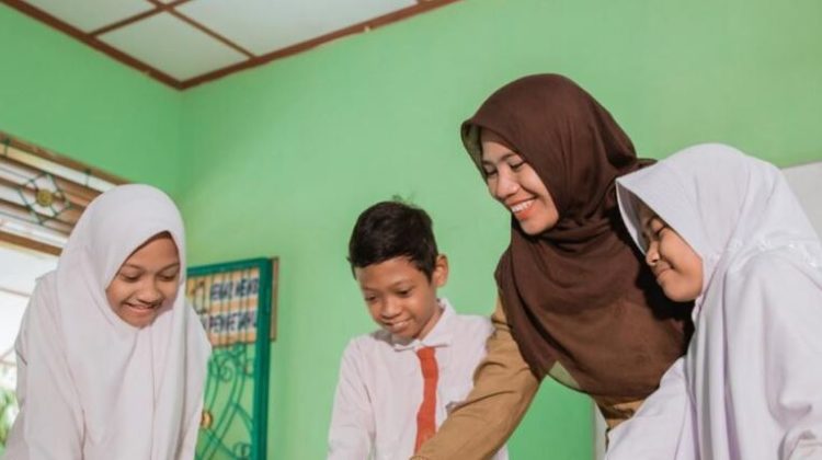 BLT untuk Guru Honorer Diluncurkan 2 Mei 2025: Syarat, Jumlah Bantuan, dan Cara Mendapatkannya