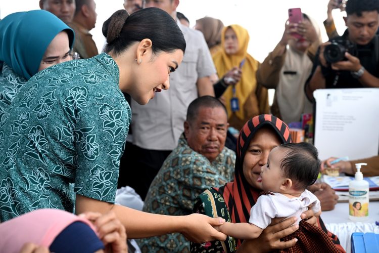 Puncak Pekan Imunisasi Dunia, Kahiyang Ayu Sapa Warga dan Posyandu di 33 Kabupaten/Kota