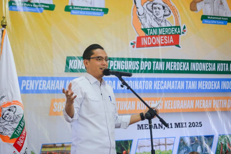 Jalankan Program Urban Farming, Rico Waas Serahkan Mandat Kepada Koordinator Kecamatan Tani Merdeka Indonesia