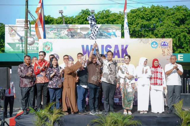 Hadiri Peringatan Waisak 2025, Rico Waas Lepas Pawai Mobil Hias