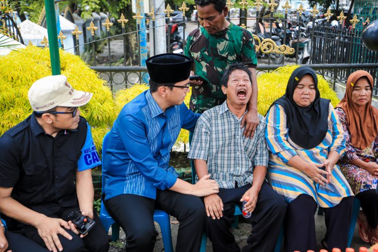 Temui Orang Tua Korban Anak Hanyut Di Aliran Sungai, Rico Waas: Pemko Medan Akan Terus Lakukan Pencarian