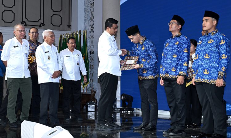 Serahkan 692 SK CPNS Pemprov Sumut, Gubernur Bobby Nasution Ingatkan Tugas Sebagai Pelayan Masyarakat