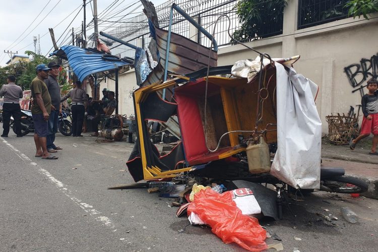 Sopir Mengantuk, Angkot Hantam Betor, Mobil, dan Halte Bus di Medan