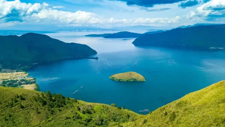 Menjelajah Keindahan Danau Toba dari Kota Medan: Destinasi Wisata Alam Paling Ikonik di Sumatera Utara