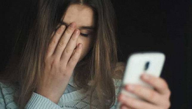 Menggunakan HP berlebihan : 5 Dampak Buruk Menggunakan HP Berlebihan