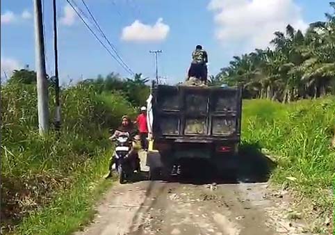 Warga Paya Gambar Batang Kuis Perbaiki Jalan Gunakan Dana Sendiri