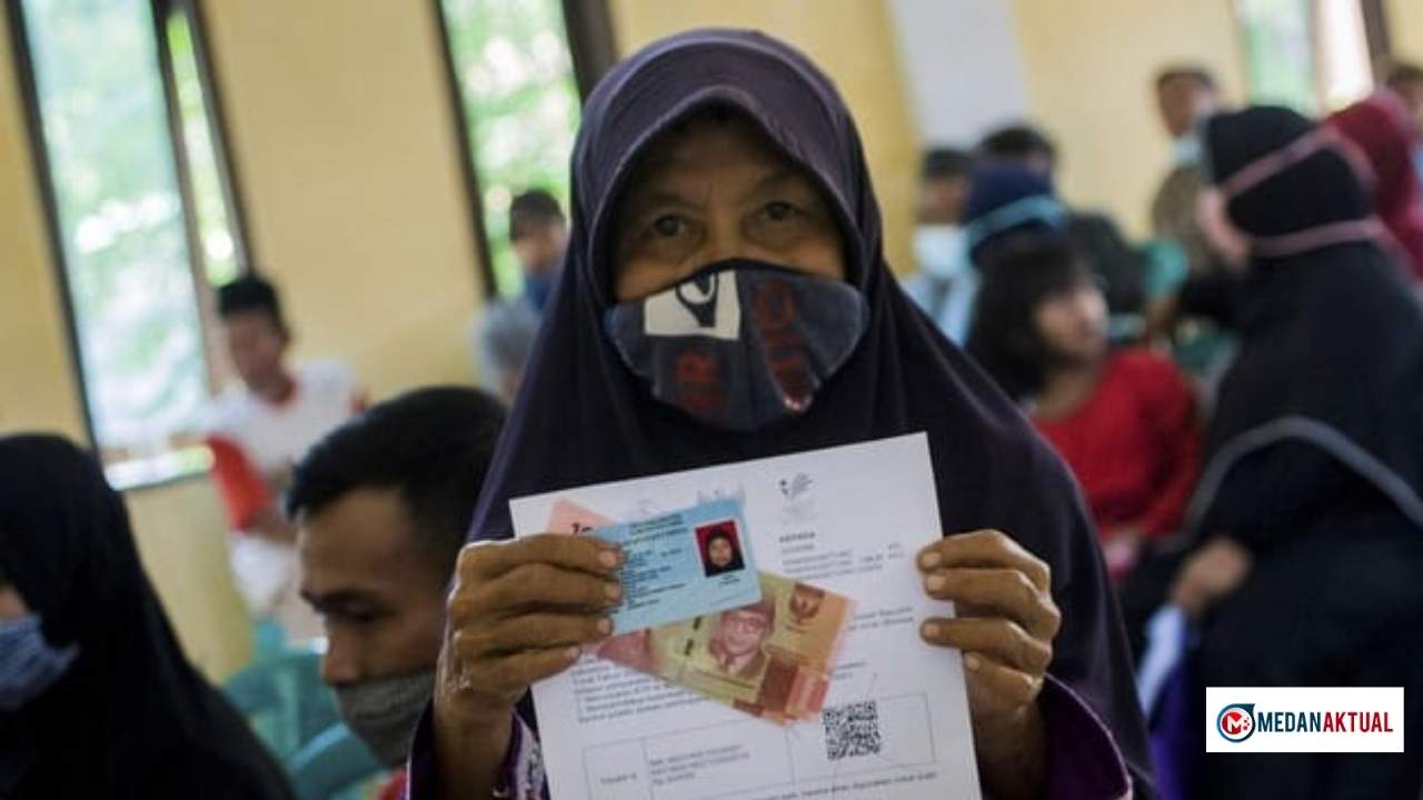 Pencairan BLT Rp900 Ribu Dimulai, Apa Bedanya dengan BSU?