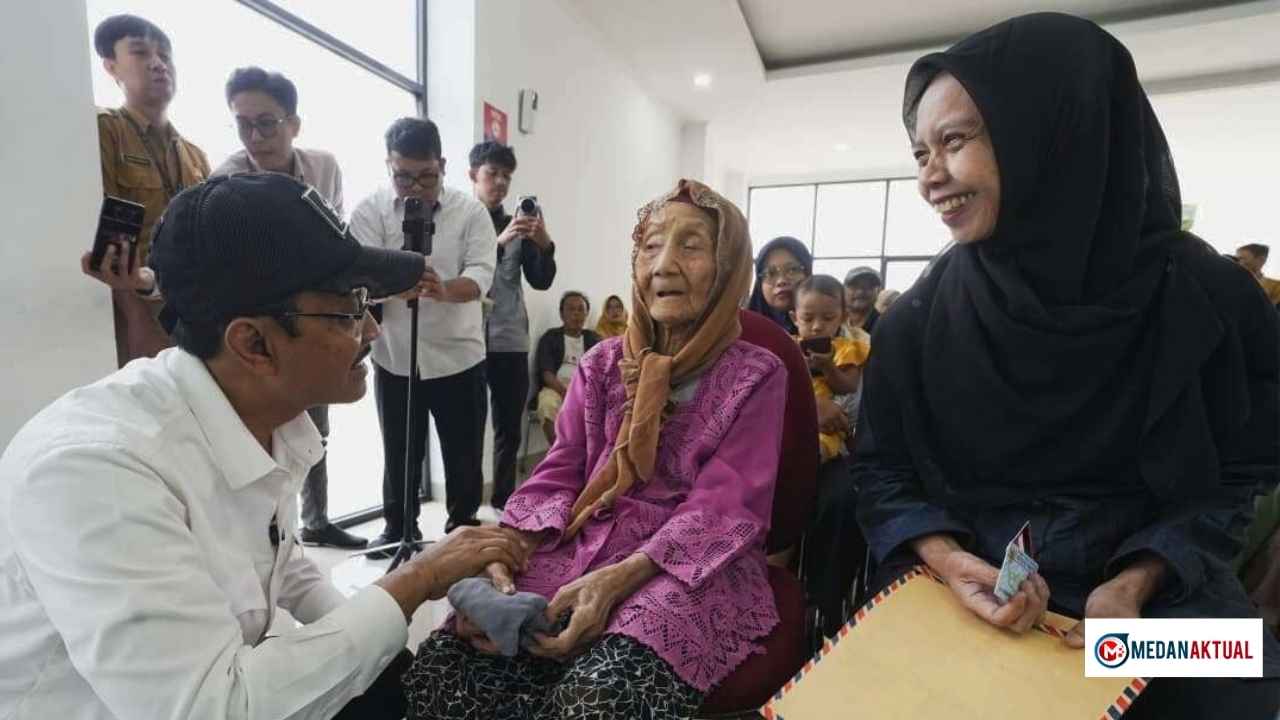 Gus Ipul Pastikan Bansos di Bandung Disalurkan Secara Optimal