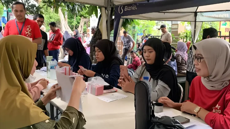 Penyaluran Bansos Jelang Libur Akhir Tahun Dipercepat, Cek Daftar Penerimanya