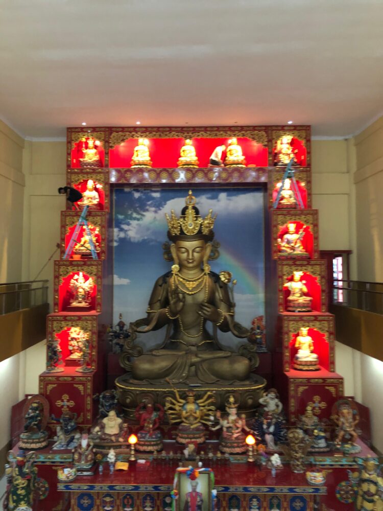 Jelang Imlek, Vihara di Medan Bersihkan Patung Padmakumara Tertinggi di Dunia